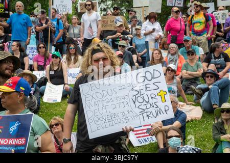 Detroit, Michigan, États-Unis. 14 juin 2025. Des milliers de personnes se sont rassemblées pour un rassemblement « No Kings », protestant contre les actions du président Trump contre les immigrants et contre les institutions démocratiques. Crédit : Jim West/Alamy Live News Banque D'Images