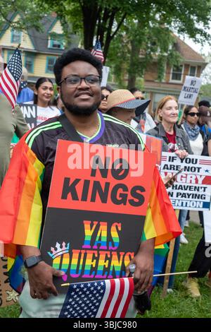 Detroit, Michigan, États-Unis. 14 juin 2025. Des milliers de personnes se sont rassemblées pour un rassemblement « No Kings », protestant contre les actions du président Trump contre les immigrants et contre les institutions démocratiques. Crédit : Jim West/Alamy Live News Banque D'Images