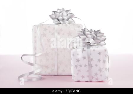 Cadeaux de noël magnifiquement emballés. Fond de Noël Banque D'Images