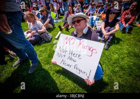 Burlington, Vermont, États-Unis, 14 juin 2025. Manifestants lors d'une manifestation Trump « No Kings » dans le parc riverain de Burlington, Vermont, États-Unis, dans le cadre de la journée nationale de protestation No Kings. John Lazenby/Alamy Live News Banque D'Images