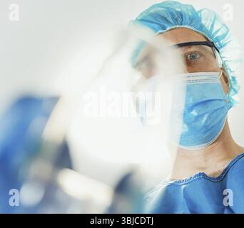 Anesthésiste masculin donnant un masque à gaz au patient Banque D'Images