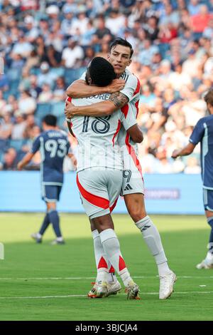 Kansas City, KS, États-Unis. 14 juin 2025. Le défenseur du FC Dallas Shaq Moore (18 ans) et l'attaquant Petar Musa (9 ans) célèbrent le premier demi-but de Musa contre le Sporting Kansas City au Childrens Mercy Park à Kansas City, Kansas City. David Smith/CSM/Alamy Live News Banque D'Images