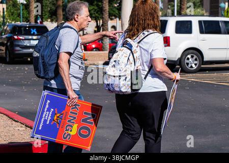 Manifestants participant à la manifestation NO KINGS qui s'est tenue au Capitole de l'État de l'Arizona le 14 juin 2025 Banque D'Images