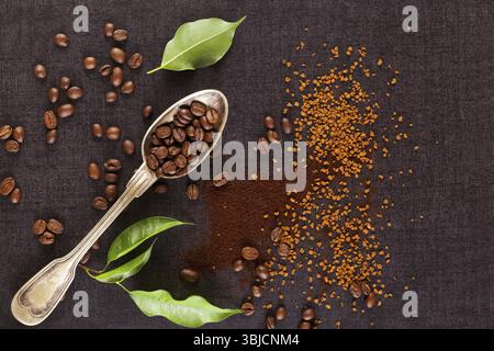 Différents types de café d'en haut. Instantanés, granulés et grains de café en cuillère Banque D'Images