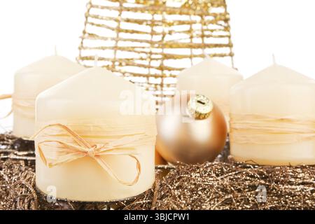 Belle nature morte traditionnelle de noël avec des bougies, des boules et un arbre doré en arrière-plan. Concept de Noël doré traditionnel Banque D'Images
