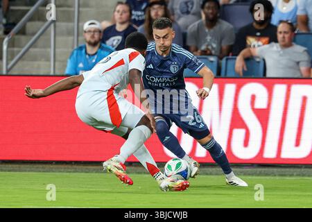 Kansas City, KS, États-Unis. 14 juin 2025. Erik Thommy (26) dribble la balle devant le défenseur du FC Dallas Shaq Moore (18) en deuxième mi-temps au Childrens Mercy Park à Kansas City, Kansas. David Smith/CSM/Alamy Live News Banque D'Images