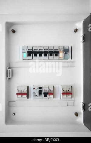 Vue rapprochée des interrupteurs sur la platine de fusibles Banque D'Images