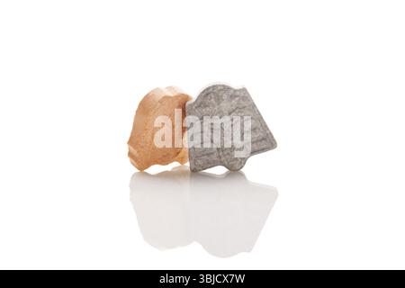 Pilules d'ecstasy isolées sur fond blanc. Psychothérapie assistée par MDMA Banque D'Images