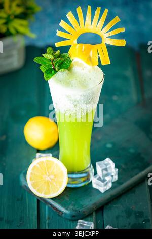 Jus de menthe citron rafraîchissant pour la saison estivale. Banque D'Images