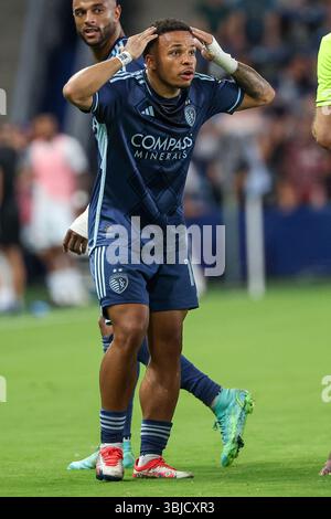 Kansas City, KS, États-Unis. 14 juin 2025. Le défenseur du Sporting Kansas City Logan Ndenbe (18 ans) réagit à la défenseuse Khiry Shelton (11 ans) recevant un carton rouge lors de la deuxième mi-temps contre le FC Dallas au Childrens Mercy Park à Kansas City, Kansas. David Smith/CSM/Alamy Live News Banque D'Images