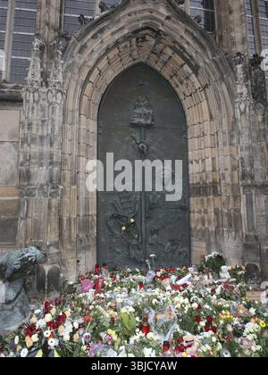 Vue de la place commémorative de la Johanniskirche Magdeburg où les personnes affectées et en deuil déposent des fleurs, des bougies et des ours en peluche sur le 21 Decembe Banque D'Images
