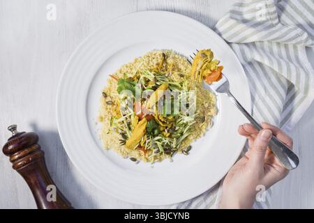 Tajine de poulet marocain traditionnel avec des légumes sur une assiette blanche par le haut Banque D'Images