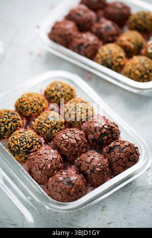Boulettes de gâteau fourrées au chocolat, desserts occidentaux. Banque D'Images
