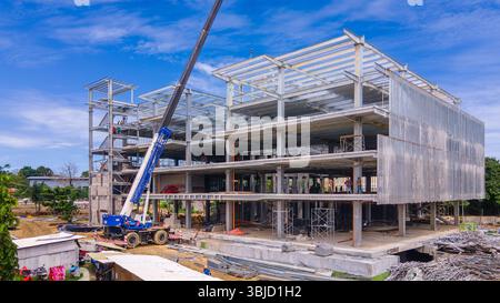 Grue de construction et ossature en acier d'un nouveau bâtiment commercial en construction Banque D'Images