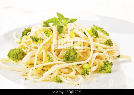 Spaghetti traditionnel carbonara avec brocoli gros plan. Cuisine italienne Banque D'Images