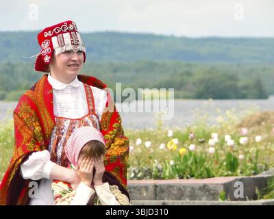Petrozavodsk, Russie - 23 juin 2017 : femmes en tenue nationale russe dans un village russe près de Petrozavodsk Banque D'Images