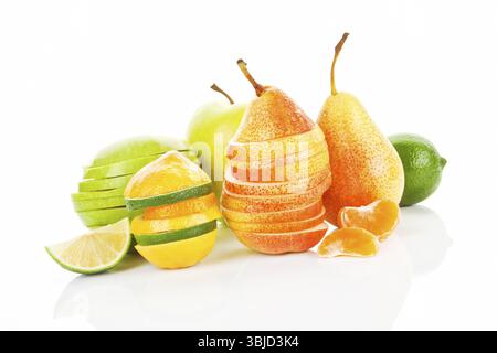 Fond d'été coloré. Pommes, poires, citron vert et mandarine morceaux, tranches et fruits entiers isolés Banque D'Images