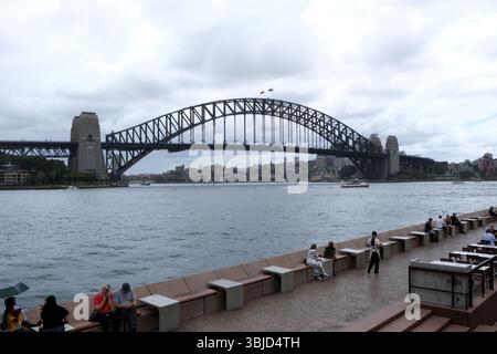 L'emblématique pont du port de Sydney observé depuis l'Opéra voisin, situé en Nouvelle-Galles du Sud, en Australie, est observé dans le ciel couvert. Banque D'Images