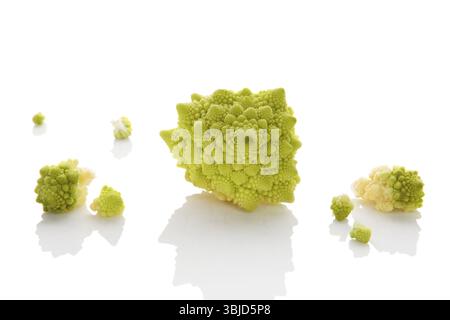 Morceaux de brocoli Romanesco isolés sur fond blanc. Culinaire saine consommation de légumes frais Banque D'Images