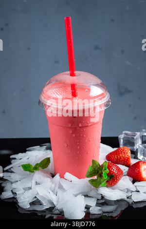 Milkshake aux fraises, fraise au lait glacé. Banque D'Images