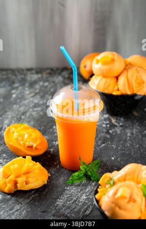 Milkshake à la mangue, glace à la mangue avec du lait. Banque D'Images