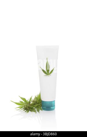 Tube de crème de marijuana avec plante de cannabis, isolé sur fond blanc. Marijuana médicale, cosmétiques naturels Banque D'Images