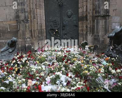 Vue de la place commémorative de la Johanniskirche Magdeburg où les personnes affectées et en deuil déposent des fleurs, des bougies et des ours en peluche sur le 21 Decembe Banque D'Images