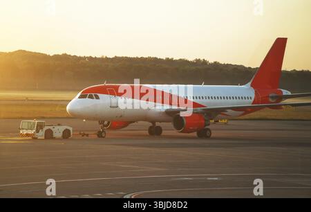 Tracteur REMORQUEUR Pushback avec avion sur la piste dans l'aéroport Banque D'Images