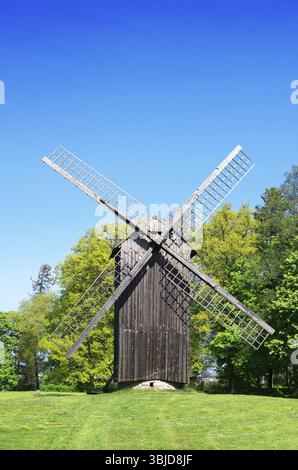 Vieux moulin à vent estonien sur la colline Banque D'Images