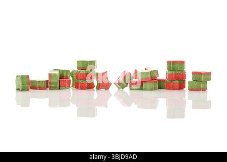 Pilules d'ecstasy vert Sprite et orange isolées sur fond blanc. MDMA médecine alternative, traumatologie et guérison de l'ESPT Banque D'Images