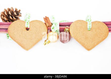 Nature morte de Noël avec pain d'épices en forme de coeur, cannelle, pomme de pin et espace de copie. Concept de noël temporaire Banque D'Images