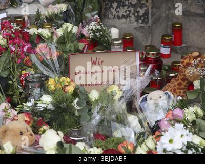 Vue de la place commémorative de la Johanniskirche Magdeburg où les personnes affectées et en deuil déposent des fleurs, des bougies et des ours en peluche sur le 21 Decembe Banque D'Images