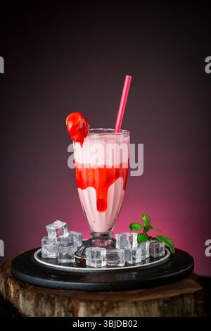 Milk-shake aux fraises, boisson rafraîchissante d'été. Banque D'Images