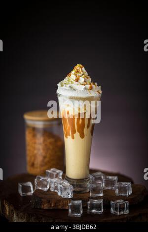 Milkshake au caramel, boisson rafraîchissante glacée d'été à saveur caramel. Banque D'Images