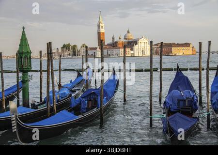 Venise, Italie - 29 mai 2016 : bateaux près de la côte de Venise. River transport individuel Banque D'Images