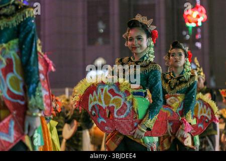Une fille en robe traditionnelle javanaise tient un accessoire de performance connu sous le nom de Kuda Kepang pendant l'événement. Le Ministère malaisien de l'unité nationale avait organisé le défilé de l'harmonie 2025 en conjonction avec la Journée des Territoires fédéraux les 15 et 16 février 2025 au Dataran Merdeka. Le défilé de l'harmonie visait à renforcer l'unité et les esprits d'harmonie en mettant en valeur la diversité ethnique, le caractère multiculturel unique et la richesse des patrimoines et de l'histoire des sociétés malaisiennes. Plus de 600 participants de 10 groupes ethniques, dont les Malais, les Indiens, les Chinois, les Javanais, Sabahans, Sarawakians, Orang Asli, Baba & Nyon Banque D'Images