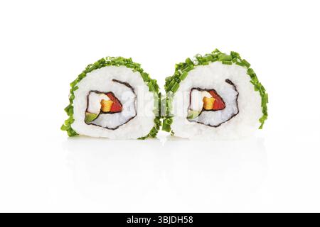 Deux rouleaux de sushi avec de la ciboulette isolés sur fond blanc Banque D'Images