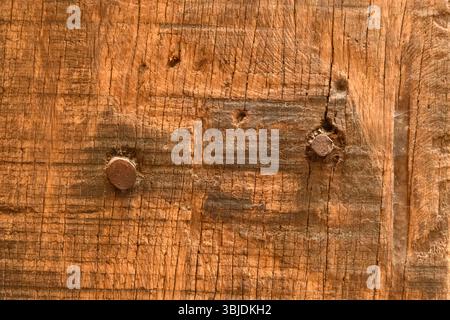 Une vieille planche de bois très grainée comme arrière-plan et structure Banque D'Images