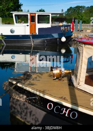 Péniches amarrées sur la Tamise par Sandford Lock, la zone autour de l'écluse est un endroit très apprécié des joggeurs, promeneurs, amateurs de chiens et beaucoup de gens Banque D'Images