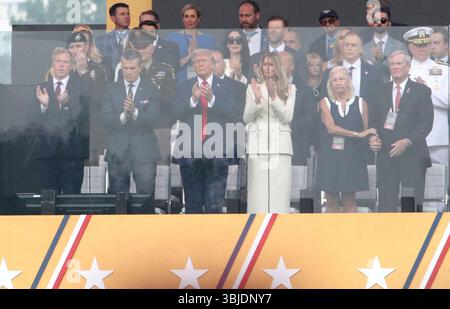 Washington DC, Virginie, États-Unis. 14 juin 2025. Le président AMÉRICAIN Donald Trump (C), accompagné du secrétaire américain à la Défense Pete Hegseth et de la première dame américaine Melania Trump, assiste au défilé du 250e anniversaire de l’armée à Washington, DC, États-Unis, le 14 juin 2025. Le défilé, qui coïncidait avec le 79e anniversaire du président américain Donald TrumpÃs, devrait coûter jusqu’à 5 millions de personnes et mettre en vedette près de 7 000 soldats ainsi que des dizaines de chars et d’hélicoptères. (Crédit image : © Gent Shkullaku/ZUMA Press Wire) USAGE ÉDITORIAL SEULEMENT ! Non destiné à UN USAGE commercial ! Banque D'Images