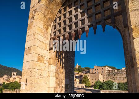 REGARDER TOUR VIEUX PONT BESALU GIRONA CATALOGNE ESPAGNE Banque D'Images