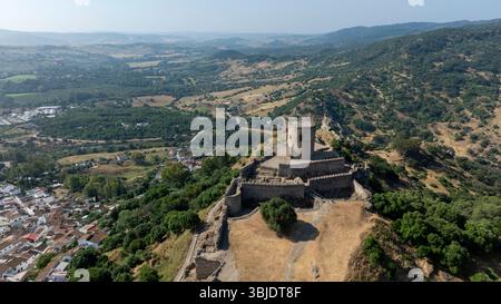 Vue sur le château de Jimena de la Frontera dans le parc naturel de Los Alcornocales dans la province de Cadix, Espagne. Banque D'Images