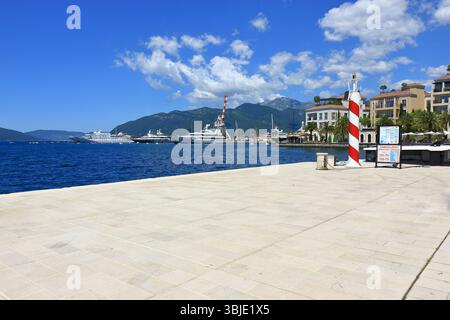 Une belle vue panoramique sur la baie de Kotor vu de la Marina à Tivat Banque D'Images