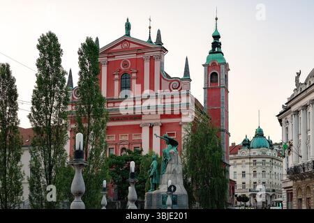 Église franciscaine de l'Annonciation et monument Prešeren sur la place Prešeren à Ljubljana, Slovénie, lors d'une lumière paisible du soir. Banque D'Images