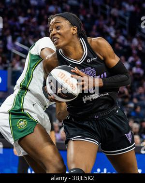 14 juin 2025 San Francisco CA, États-Unis le centre Valkyries Temi Fagbenle (14) va au panier pendant le match de basket WNBA entre Seattle Storm et les Golden State Valkyries. Valkyries a battu Seattle 76-70 au Chase Center San Francisco Calif. Thurman James / CSM Banque D'Images