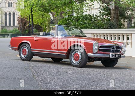 Londres, Angleterre - 20 avril 2025 : Mercedes-Benz 280 SL (automatique, 1967-1971), W113 Banque D'Images