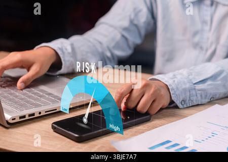 Une femme d'affaires analysant les risques d'affaires ou d'investissement. Concept de gestion des risques. Banque D'Images