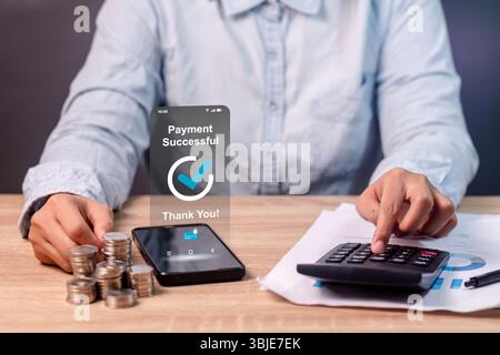 Une femme qui effectue un paiement pour des achats en ligne à l'aide d'un téléphone portable. Concept de paiement en ligne. Banque D'Images