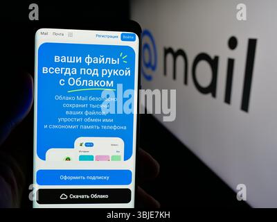 Allemagne. 27 mai 2025. Dans cette illustration photo, une personne tient un téléphone portable avec la page Web de la société de technologie russe Mail.ru sur l'écran devant le logo. (Photo timon Schneider/SOPA images/SIPA USA) *** strictement à des fins éditoriales *** crédit : SIPA USA/Alamy Live News Banque D'Images