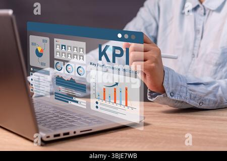 Femme d'affaires utilisant le tableau de bord KPI pour analyser les indicateurs de performance clés (KPI) avec divers graphiques et graphiques sur ordinateur portable. Banque D'Images
